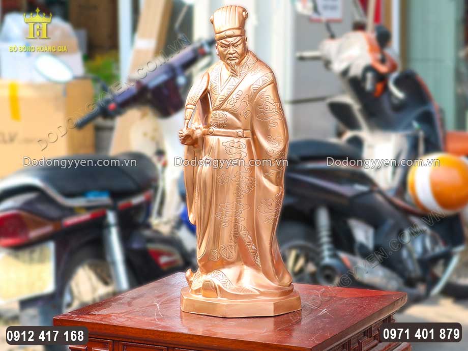 Bề ngo&agrave;i vật phẩm được sơn phủ b&oacute;ng 2K trong suốt, gi&uacute;p n&acirc;ng cao tuổi thọ v&agrave; gi&aacute; trị thẩm mỹ